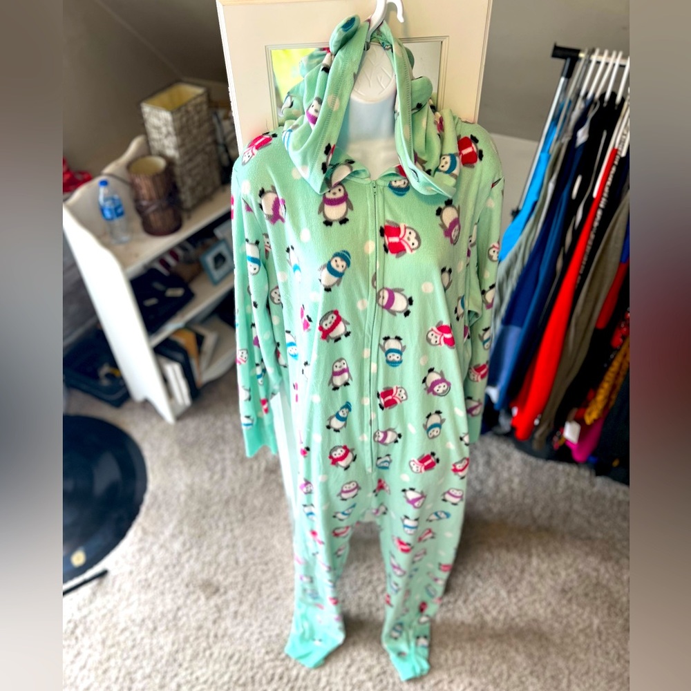EUC 3X Womens Penguin fleecey onesie